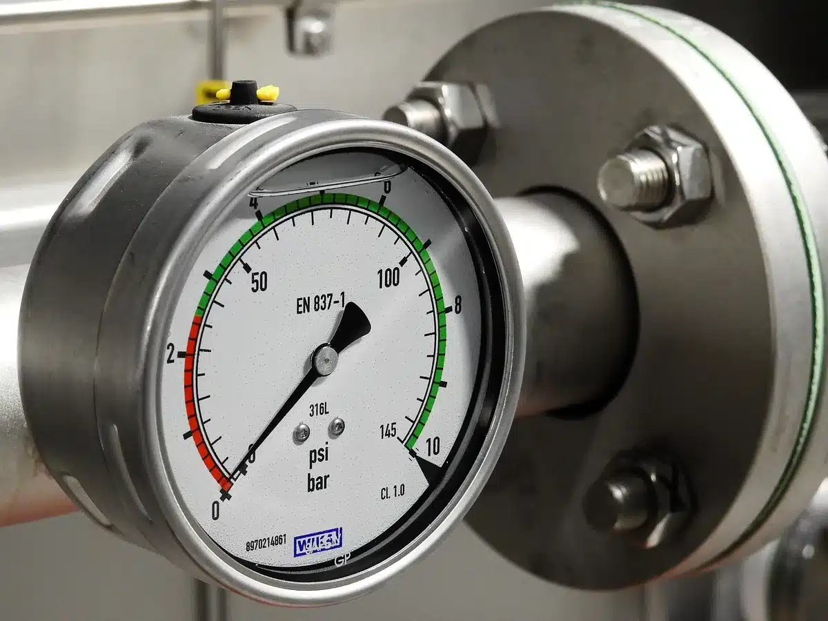 Cuves inox dans une cave moderne utilisées pour la méthode Charmat